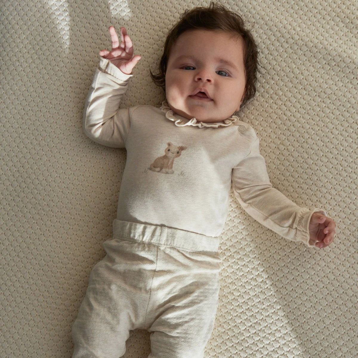 Little Dutch Babybody mit Löwin-Print, Rüschen am Hals und Sandtönen