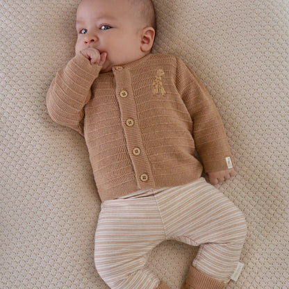 Feine Strickstruktur des braunen Baby Strickjäckchens von Little Dutch
Alt-Text kopieren