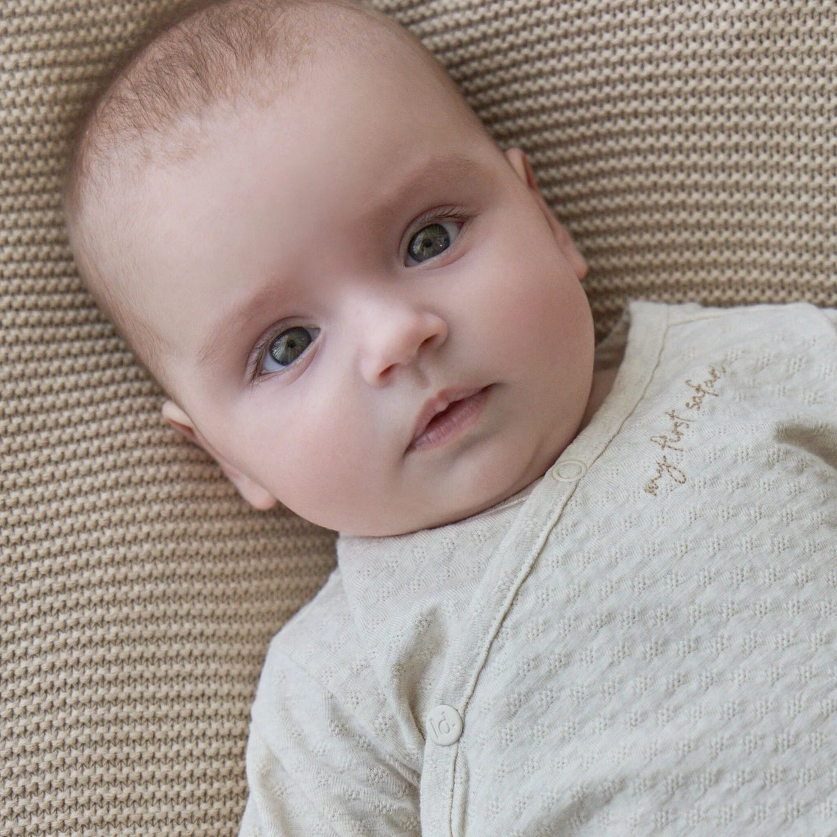 Baby im Little Dutch Wickelshirt Beige mit feiner Struktur und my first safari Stickerei