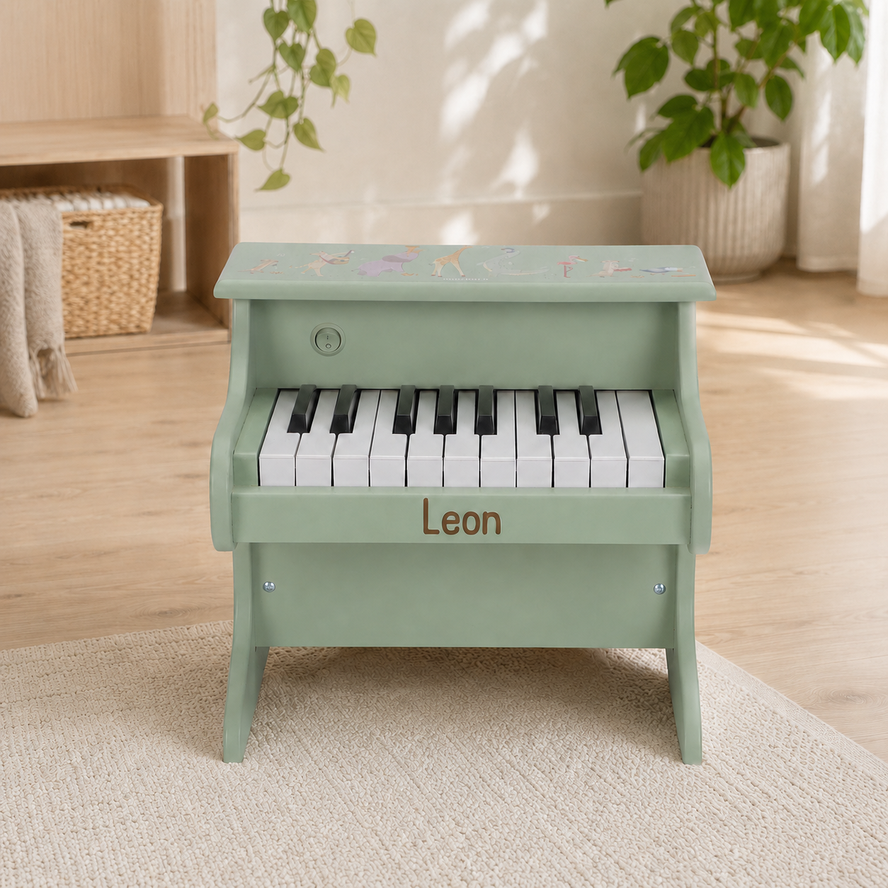 Holzklavier Grün Safari Friends personalisiert mit Wunschnamen, Beispiel Lasergravur auf Holz-Korpus