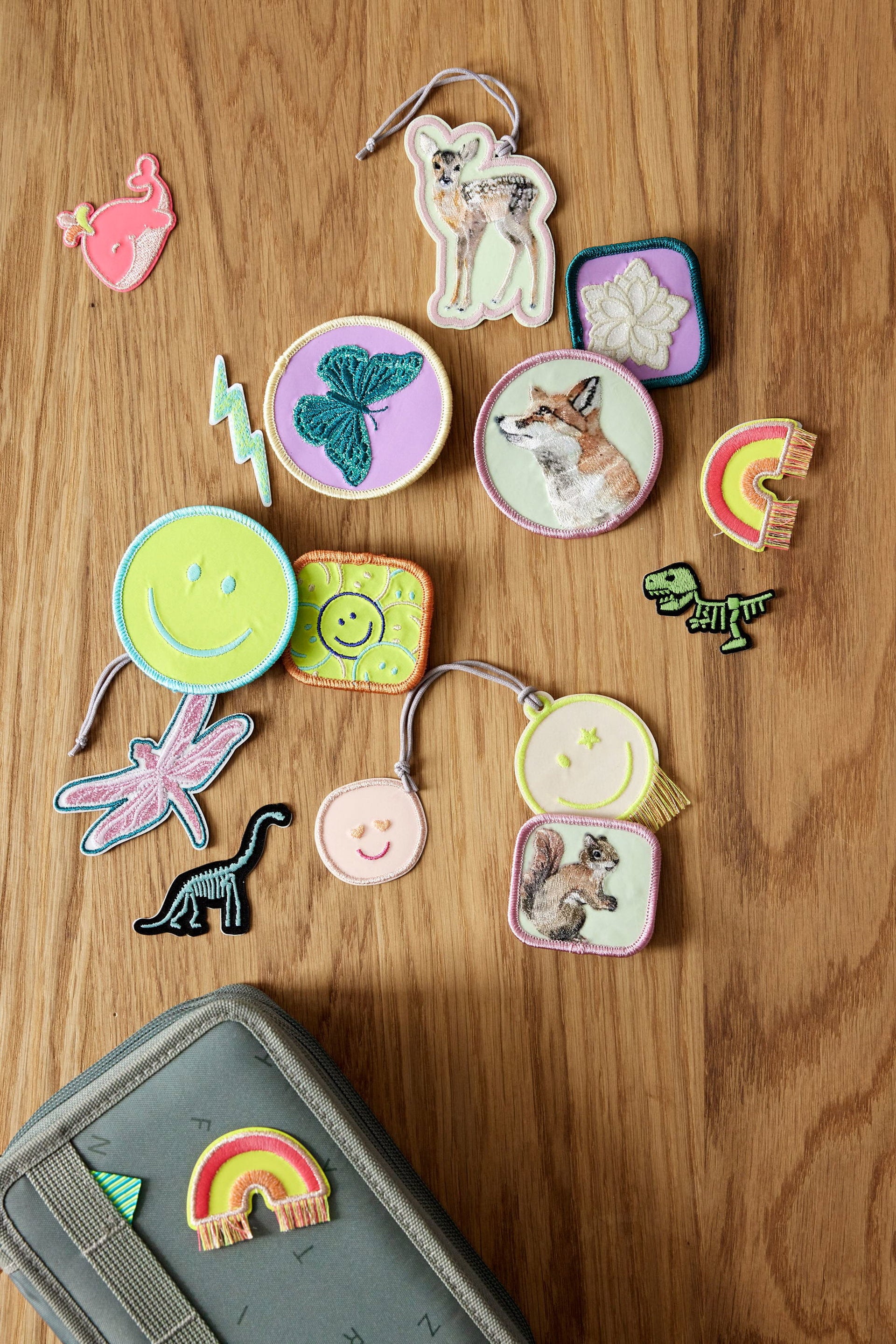 Lässig Anhänger & Patches 3er Set, Libelle Seitenansicht