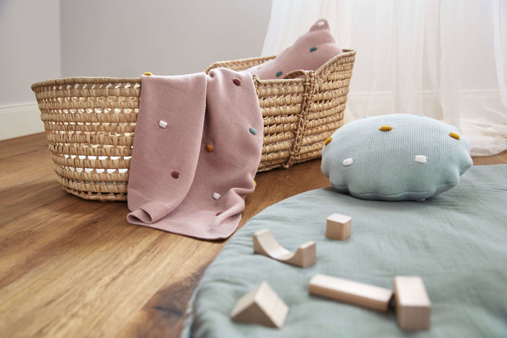 Lässig Babydecke Bio Baumwolle, Dots, Dusky Pink Lifestyle Bild