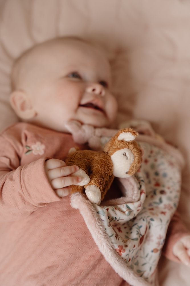 Little Dutch rosa Kuscheltuch Reh von der Seite