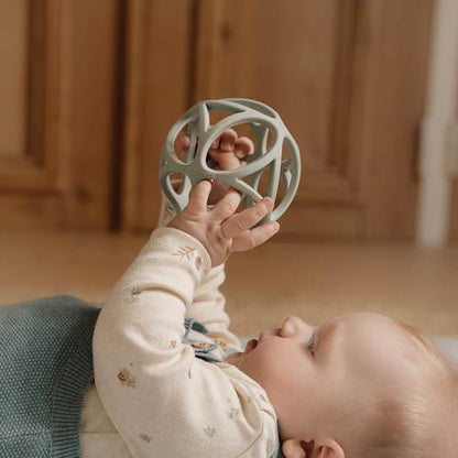 Weicher sensorischer Little Dutch grüner Greifball aus Silikon für erste Spiel- und Entdeckungsmomente im Babyalltag. 