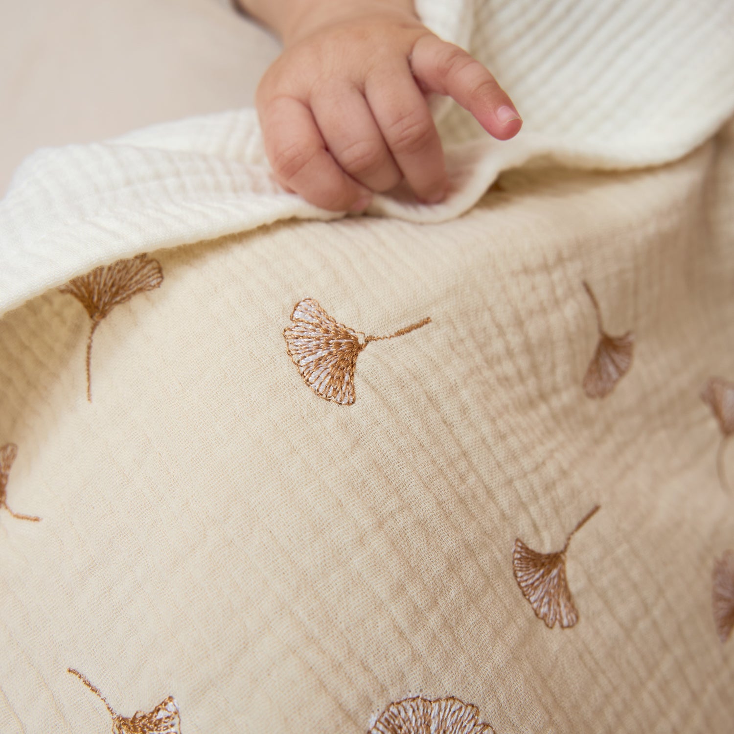 Meyco Decke vorgewaschen musselin gestickt mit frottee Ginkgo Soft sand