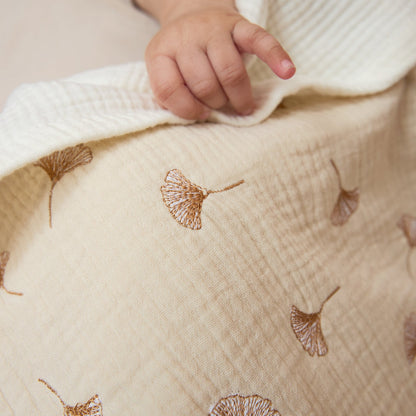 Meyco Decke vorgewaschen musselin gestickt mit frottee Ginkgo Soft sand