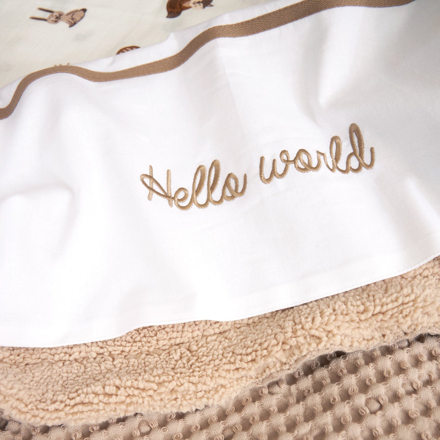 Meyco Bettlaken Gestickt Hello World Taupe