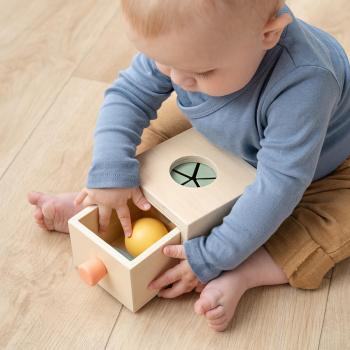 Done by Deer Versteckbox aus Holz Nozo im colour mix Material Nahaufnahme