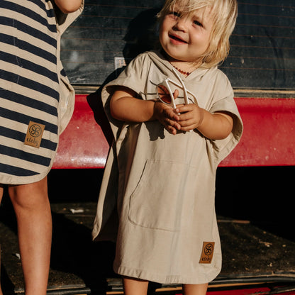 Cloby UV Poncho sand Sandy Beach im Einsatz