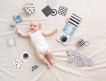 Done by Deer Kontrast Babywürfel Happy clouds im Einsatz