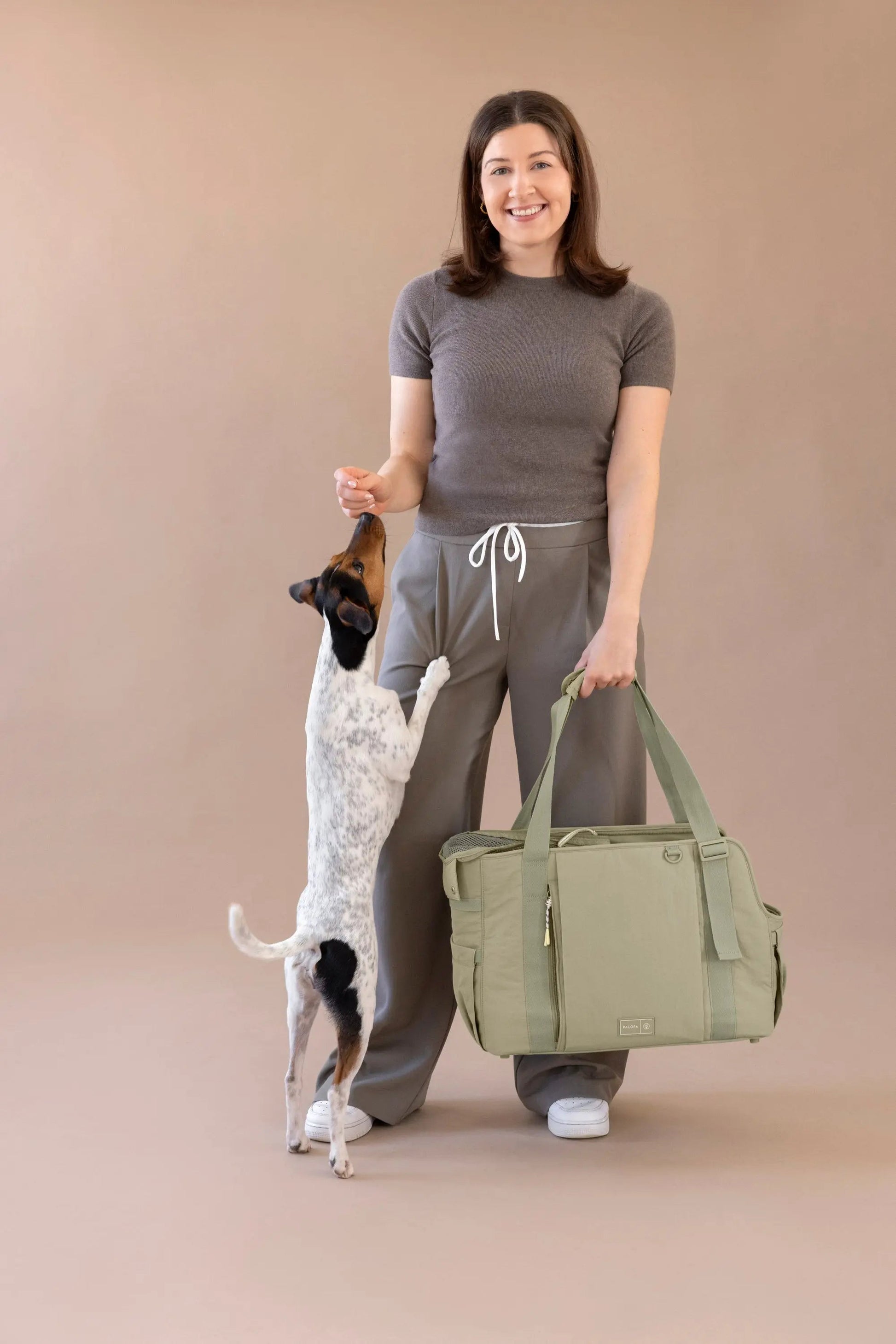 Palopa Hundetasche Crinkled Weda Pale Olive mit Hund im Lifestyle