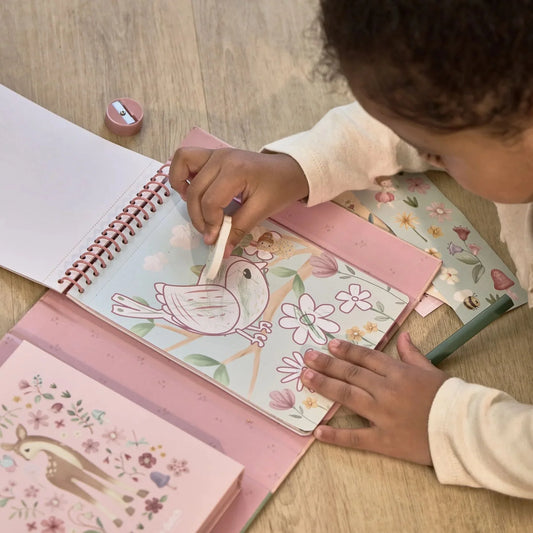 Malbuch Rosa aufgeschlagen mit liebevollen Motiven zum Ausmalen