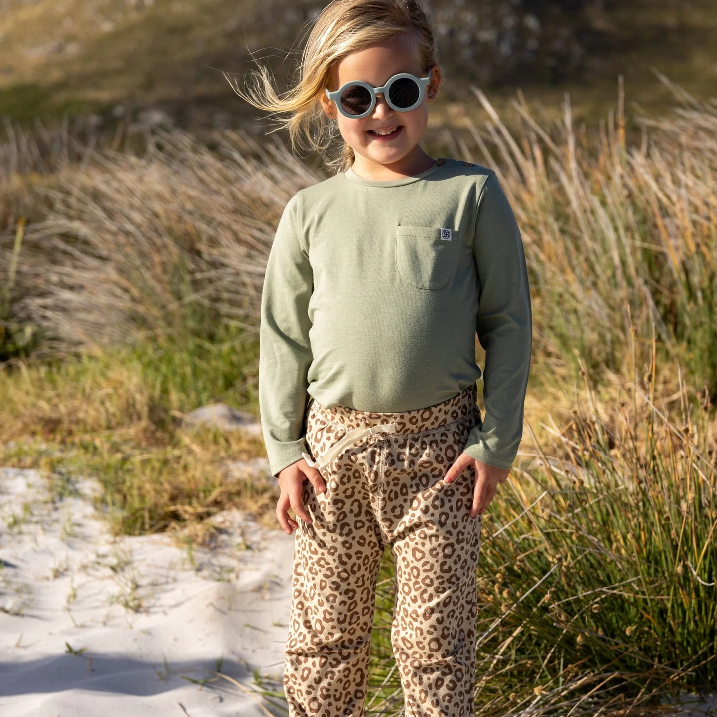 Cloby Jogginghose in Leopard Brown Material Nahaufnahme