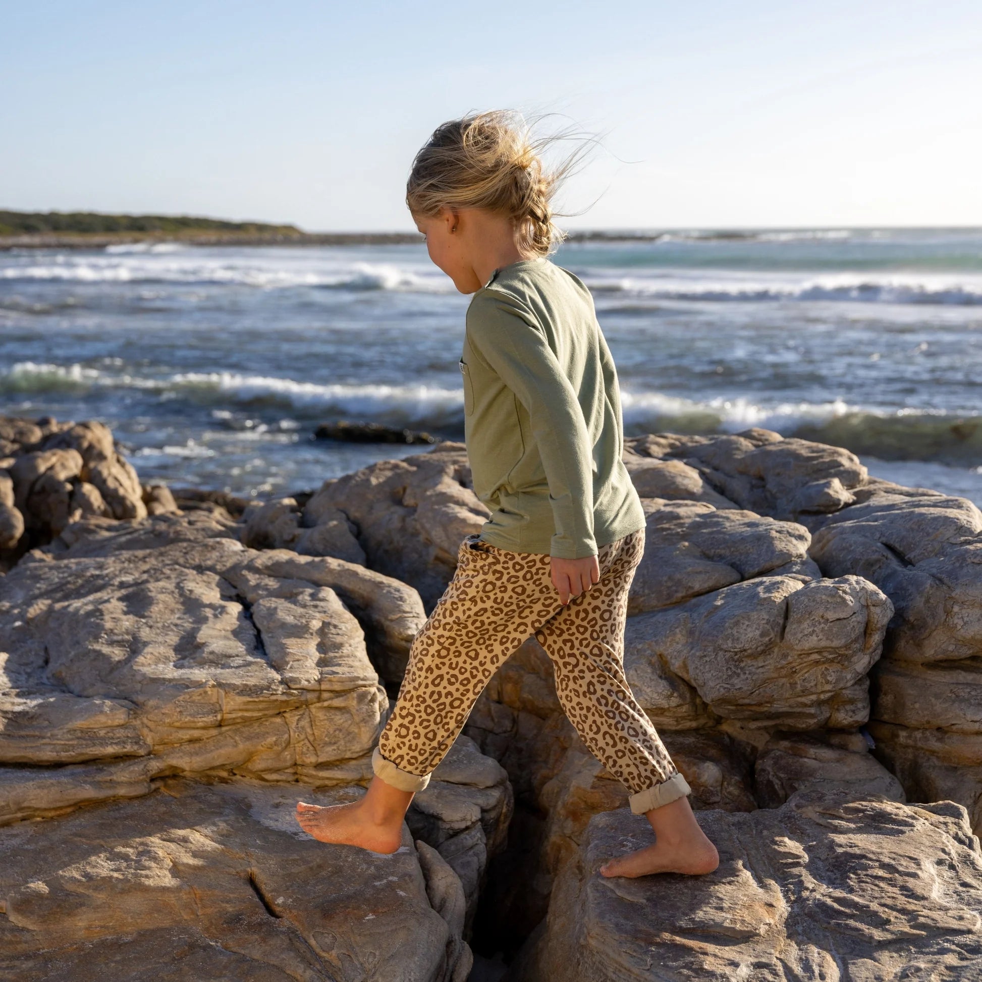 Cloby Jogginghose in Leopard Brown im Einsatz