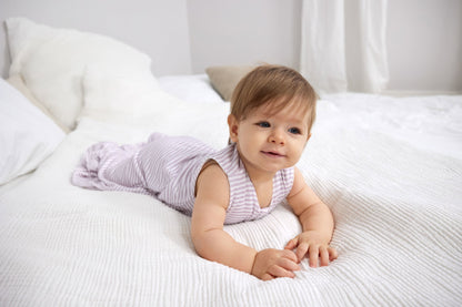 Lässig Baby Schlafsack 0,5 TOG Gestreift, Lila Milky Seitenansicht