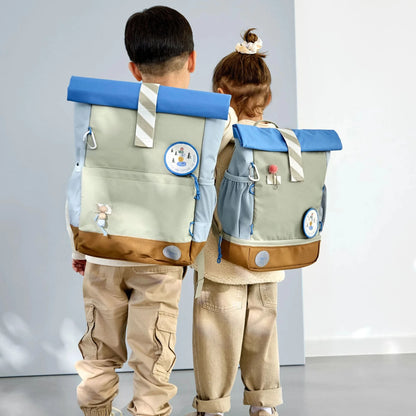 Lässig Kinderrucksack Rolltop geöffnet mit Brotdosenfach und Hauptfach Grün Blau