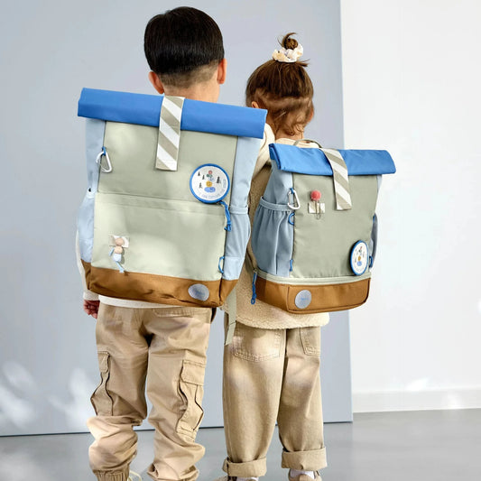 Lässig Kinderrucksack Rolltop geöffnet mit Brotdosenfach und Hauptfach Grün Blau