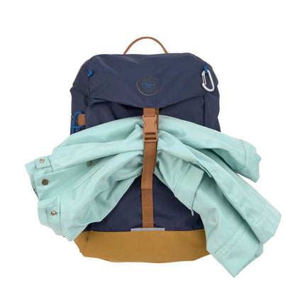 Kind trägt Lässig Wanderrucksack Little Gang Dunkelblau beim Wandern