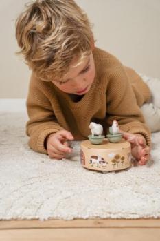 Little Dutch Holz Spieluhr mit tanzenden Figuren Little Farm von der Seite