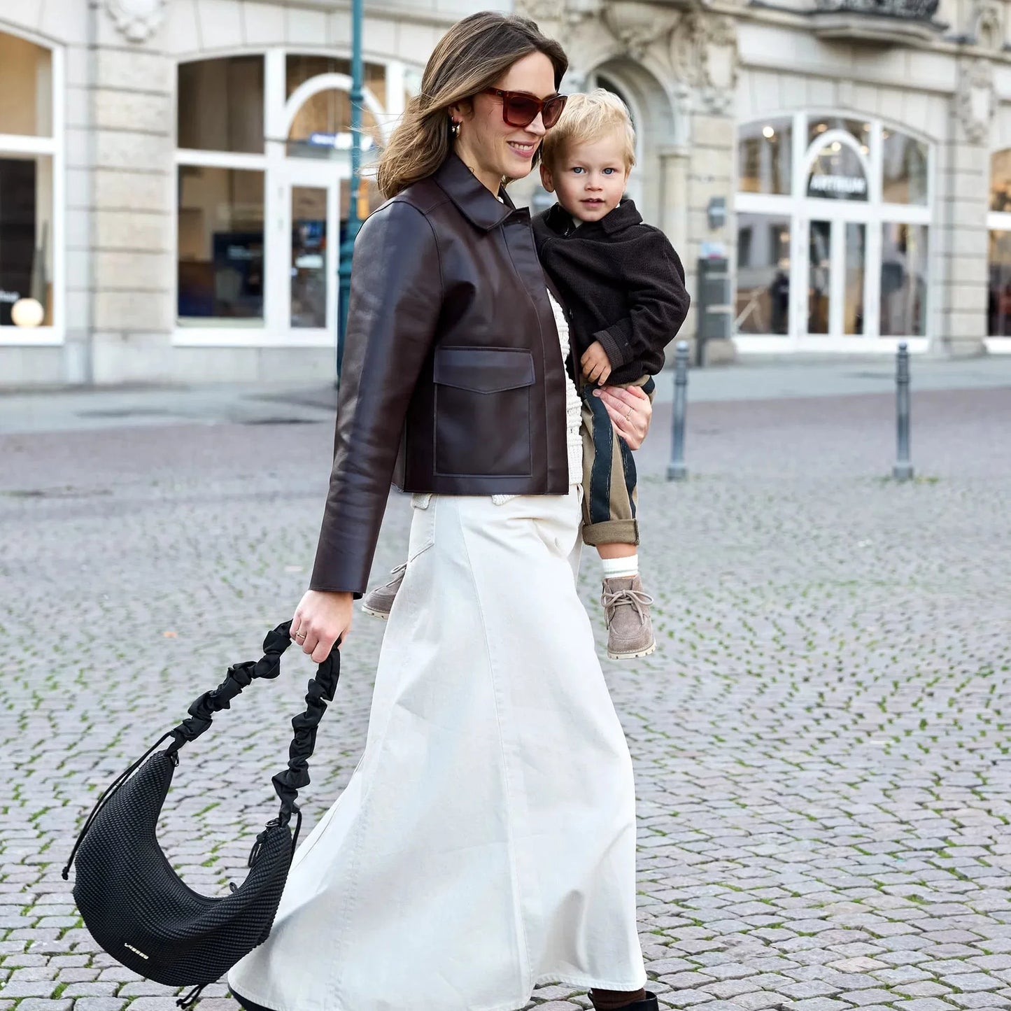 Lässig Crossbody Wickeltasche Schwarz geöffnet mit Innenaufteilung