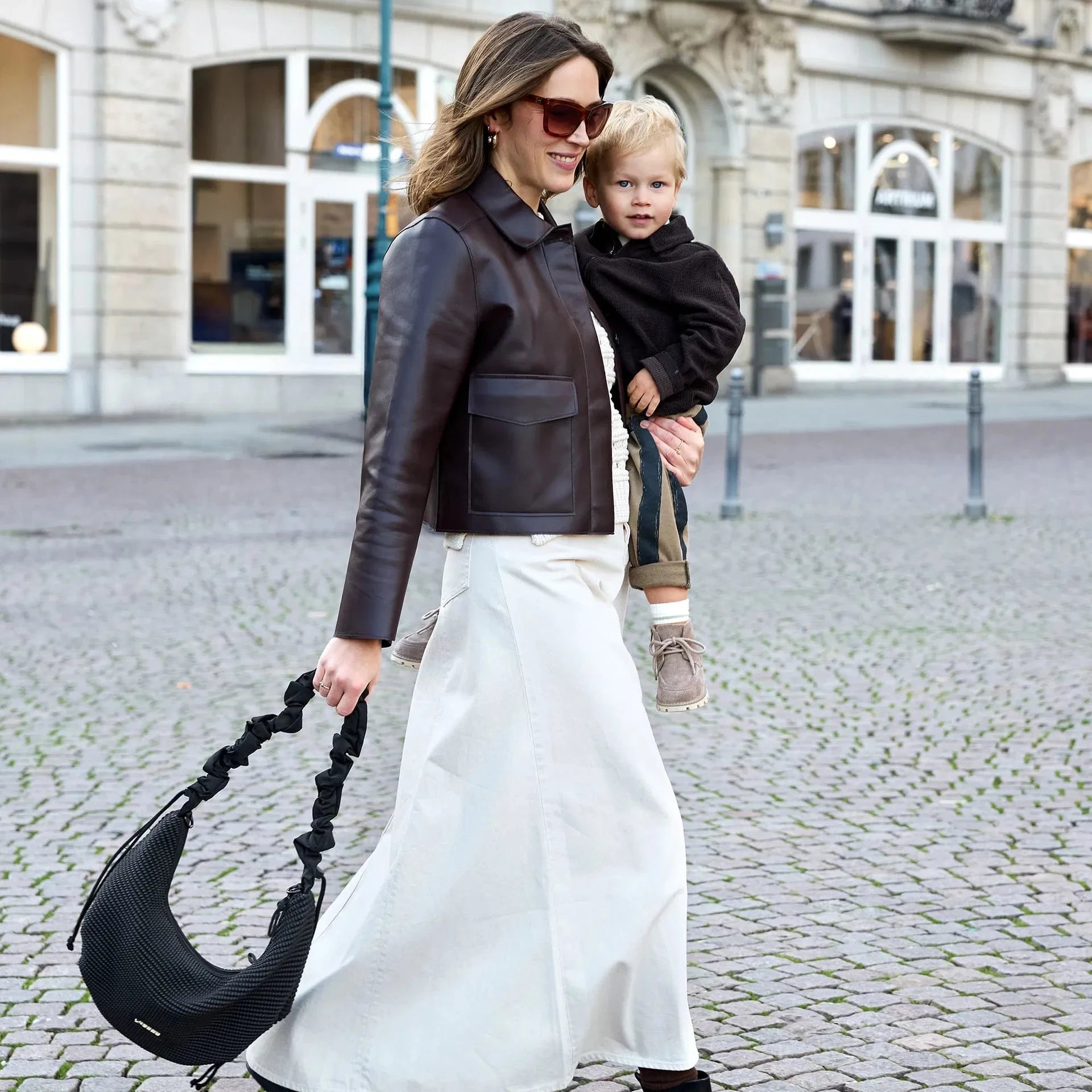 Lässig Crossbody Wickeltasche Schwarz geöffnet mit Innenaufteilung