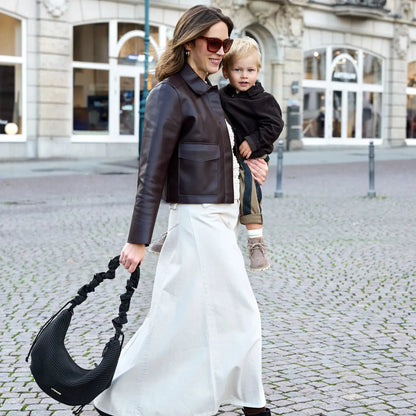 Lässig Crossbody Wickeltasche Schwarz geöffnet mit Innenaufteilung