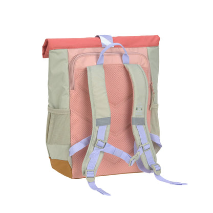 Mädchen trägt Lässig Kinderrucksack Sunny Explorer Rosa im Kindergarten
