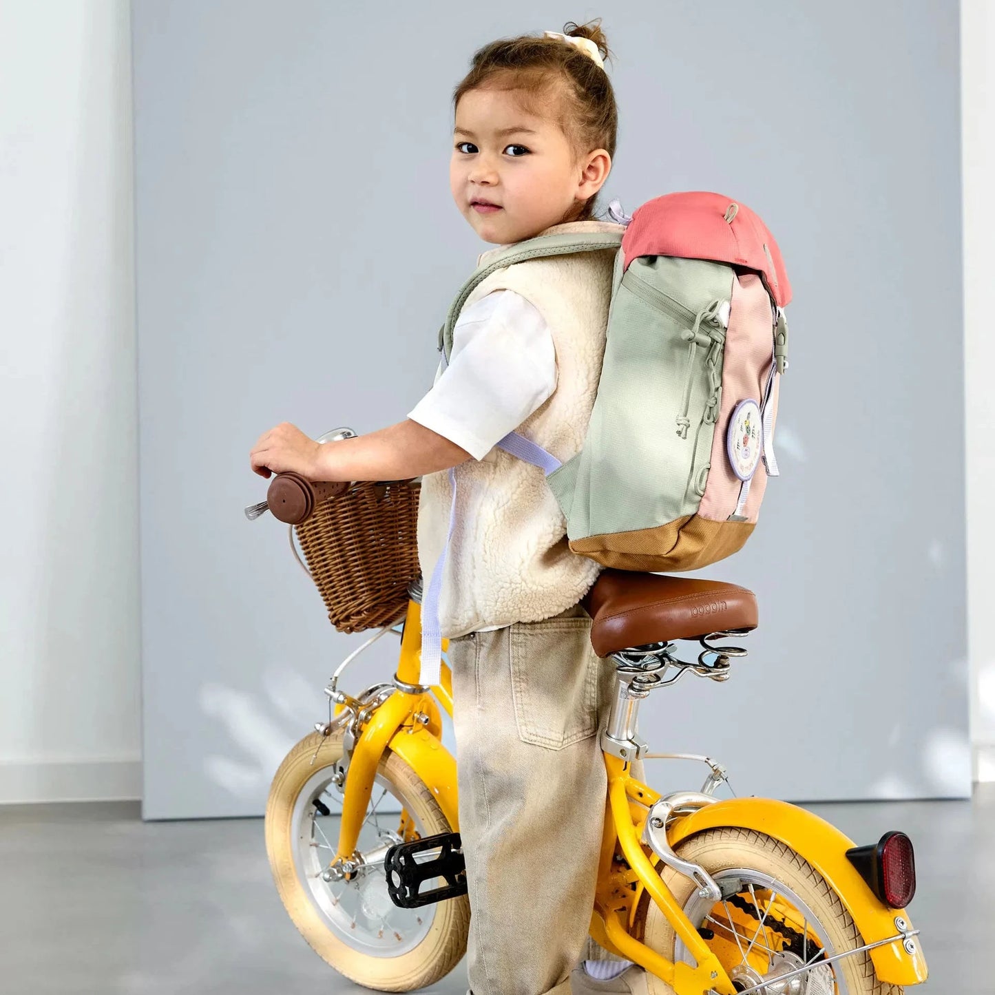 Lässig Kinderrucksack Outdoor geöffnet mit Hauptfach und Klickverschluss Rosa
