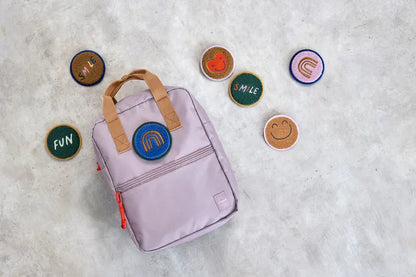 Lässig lila Kindergartenrucksack Square im Einsatz