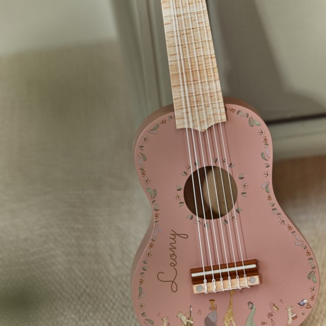 Kindergitarre Rosa personalisiert, Beispiel Lasergravur Wunschname Leon