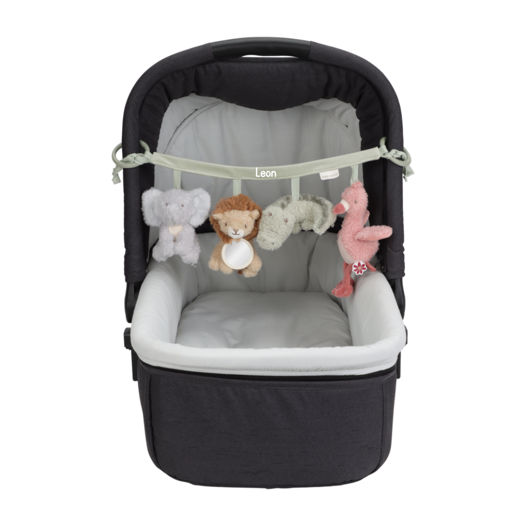 Kinderwagenkette mit Namensdruck, Beispiel Wunschname Leon zwischen Pluesch-Tieren