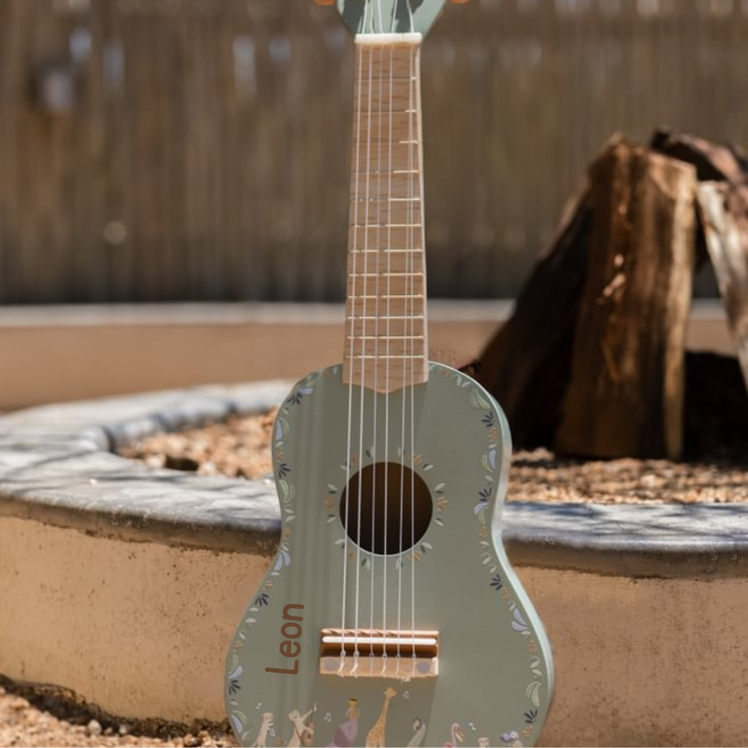 Kindergitarre Grün personalisiert, Beispiel Lasergravur Wunschname auf Holzkorpus