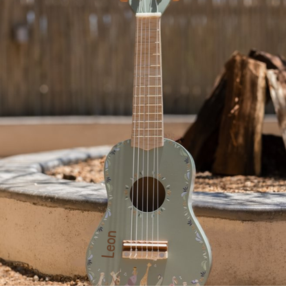 Kindergitarre Grün personalisiert, Beispiel Lasergravur Wunschname auf Holzkorpus