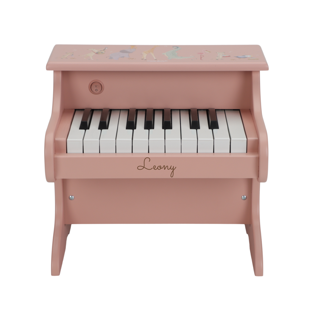 Little Dutch Holzklavier Rosa mit Namensgravur, Beispiel Wunschname Leon ins Holz graviert