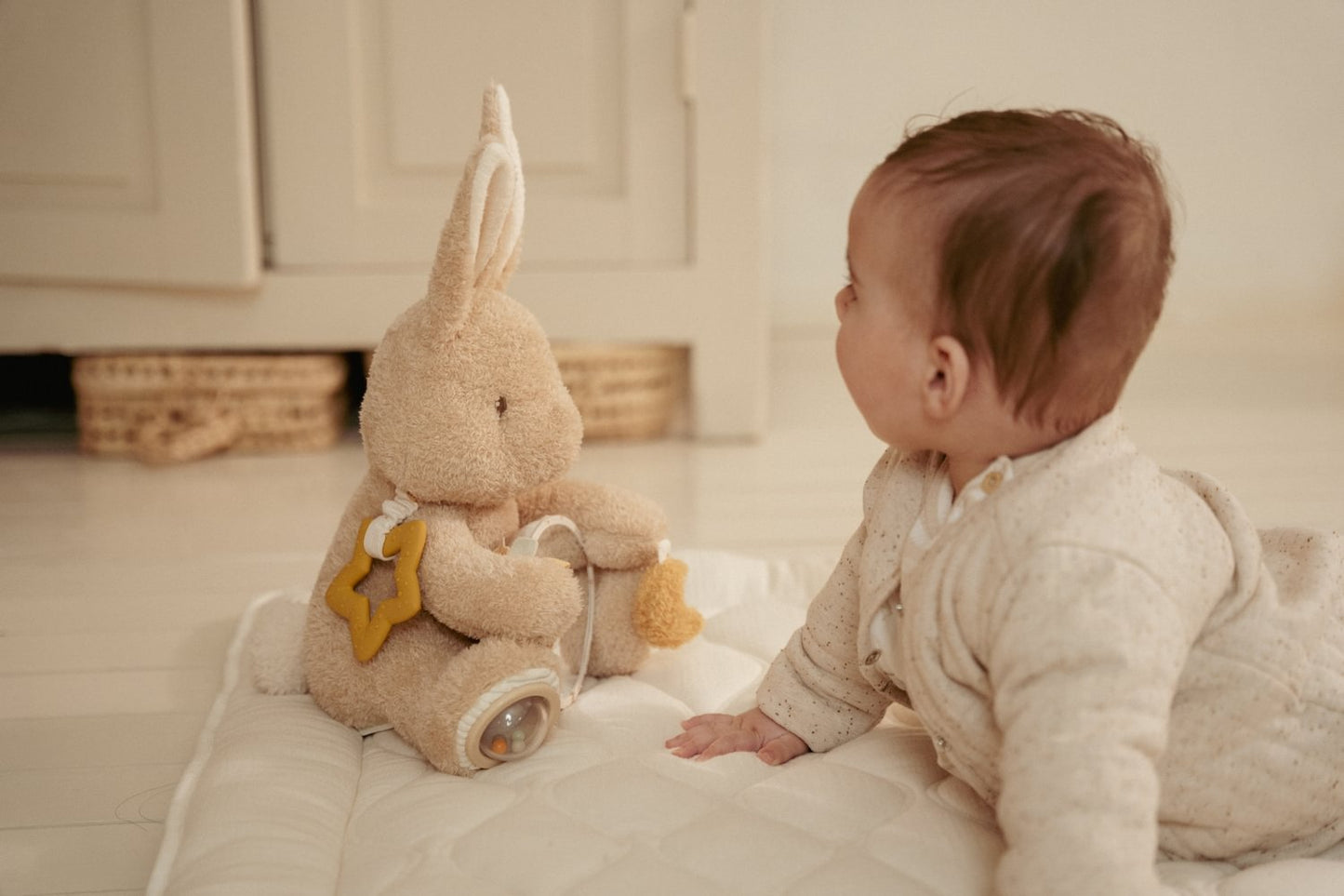 Little Dutch Aktivitätenkuscheltier beige Baby Bunny GRS