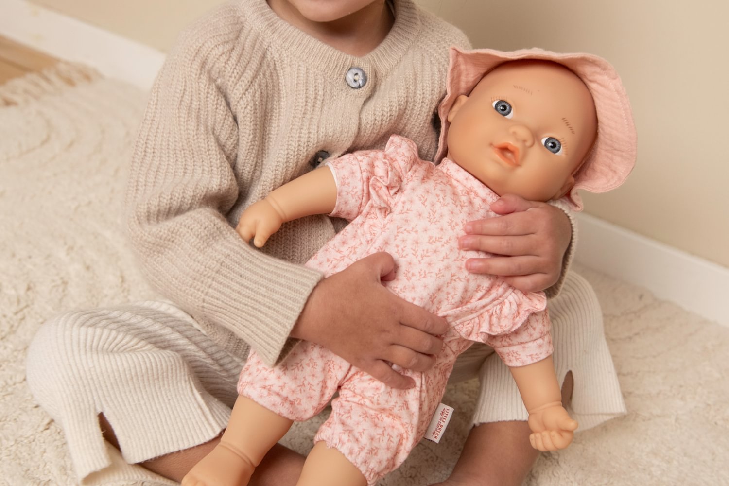 Little Dutch Baby Puppenbekleidung Rosa Personalisierung mit Namen von der Seite