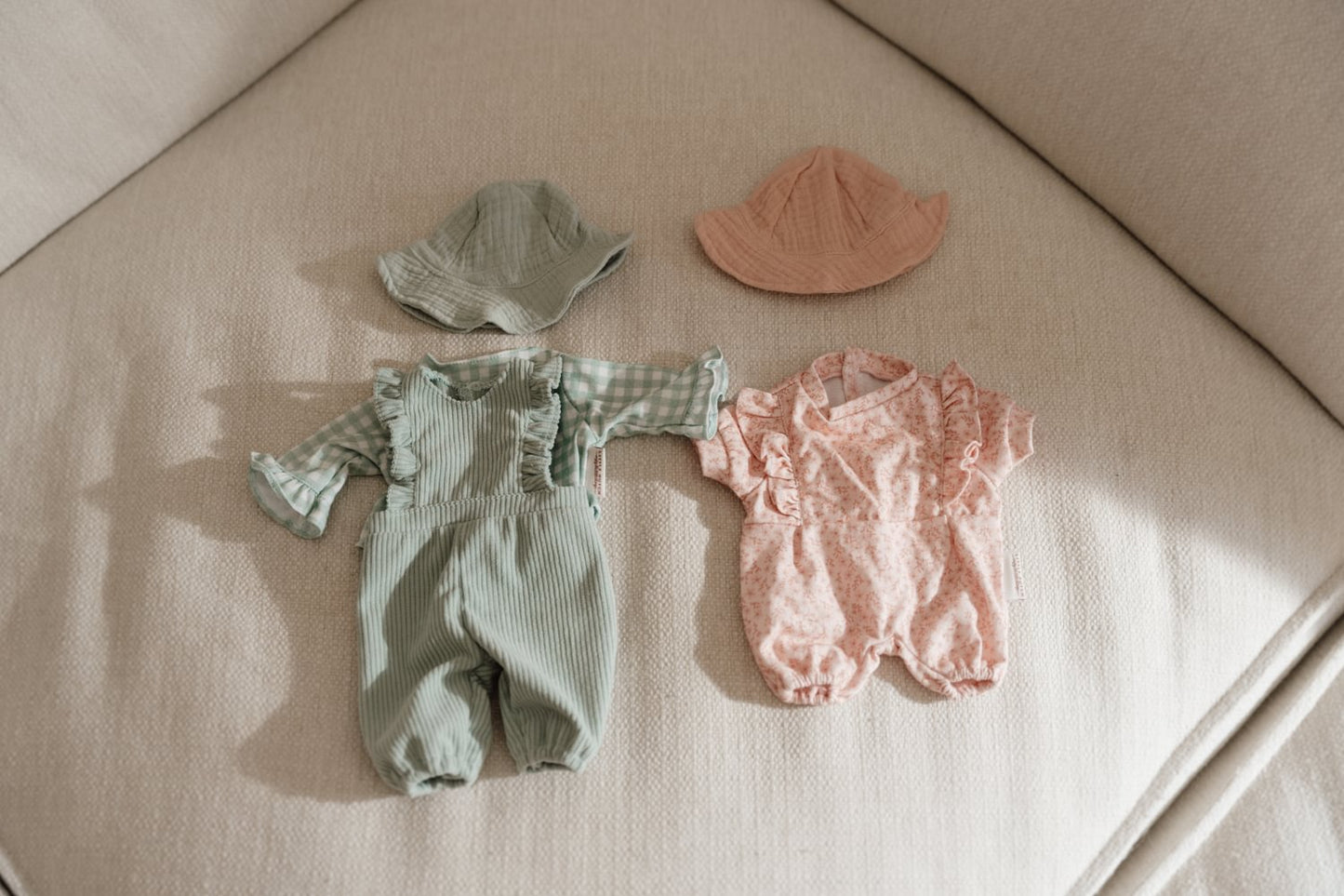 Little Dutch Baby Puppenbekleidung Rosa Personalisierung mit Namen Material Nahaufnahme