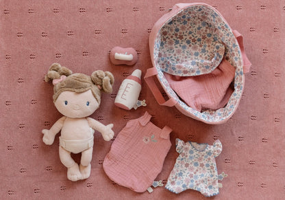 Little Dutch Babypuppe im Körbchen Rosa Personalisierung Name Material Nahaufnahme