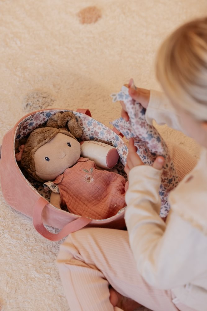 Little Dutch Babypuppe im Körbchen Rosa Personalisierung Name im Einsatz