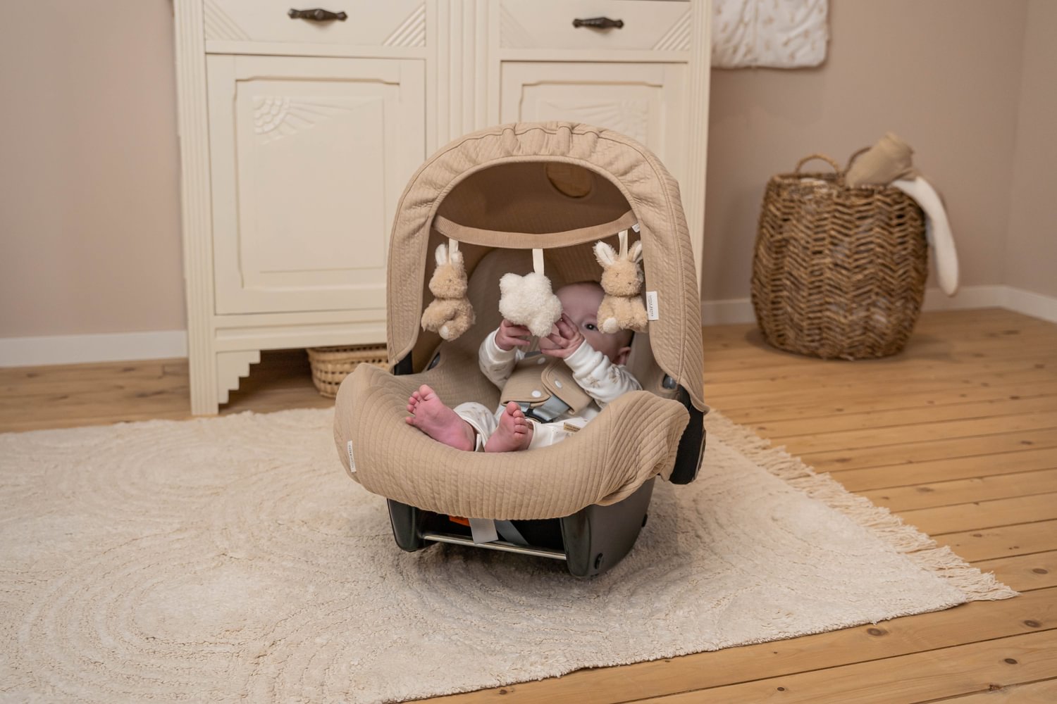 Wagenkette Baby Bunny Detail der Anhänger zwei Häschen und einen Stern