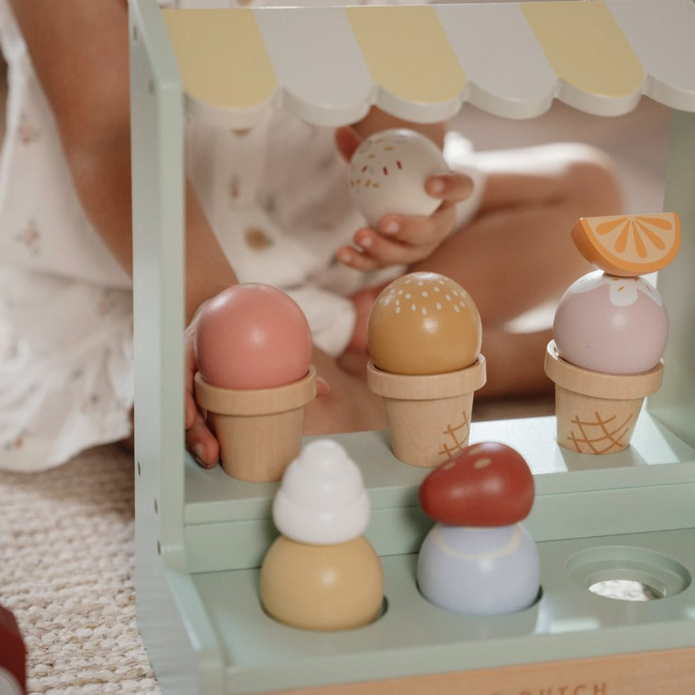 Little Dutch Eisstand von der Seite