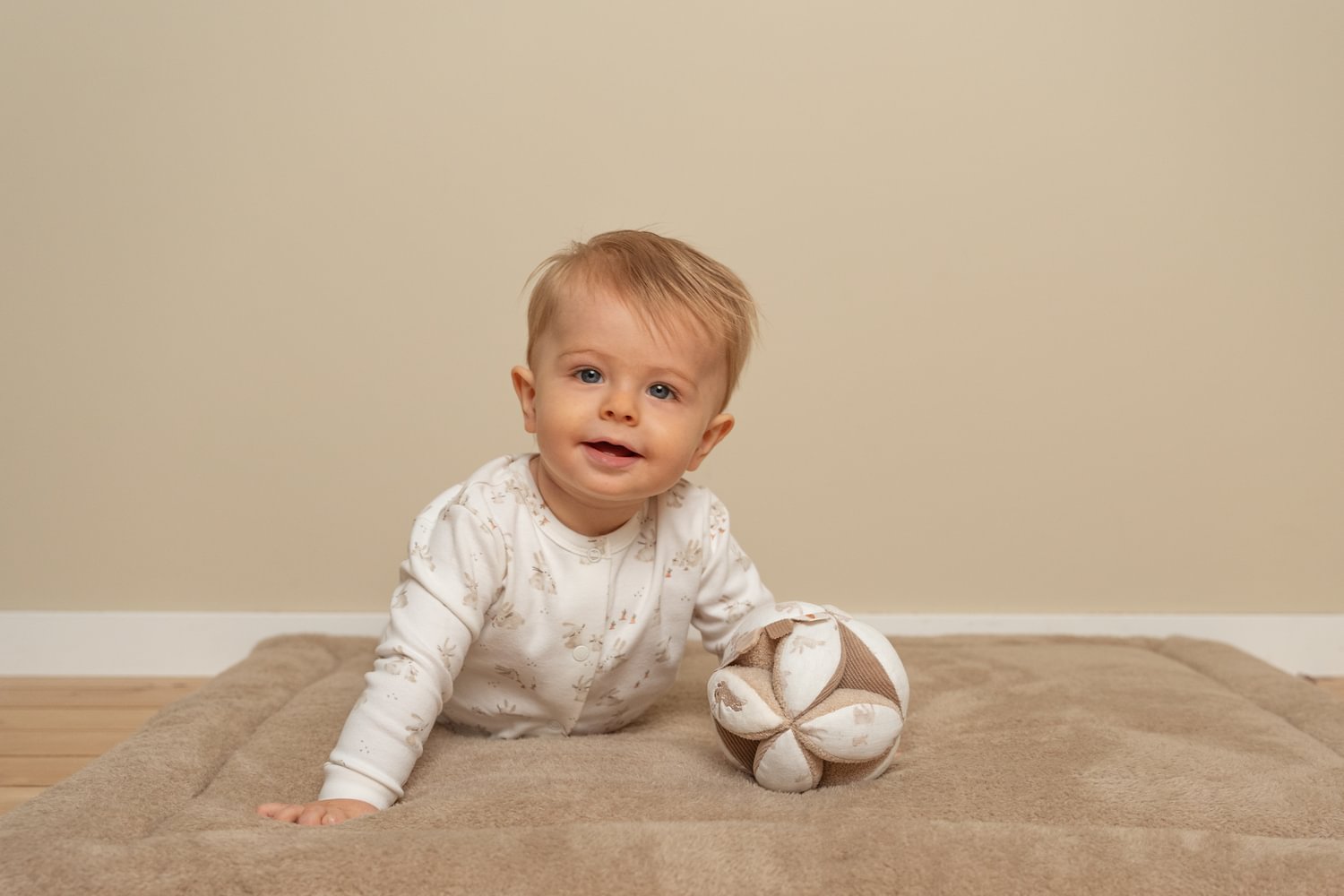 Little Dutch Greifball Baby Bunny beige von der Seite