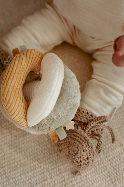 Little Dutch Greifball beige 16 cm Newborn Naturals GRS von der Seite
