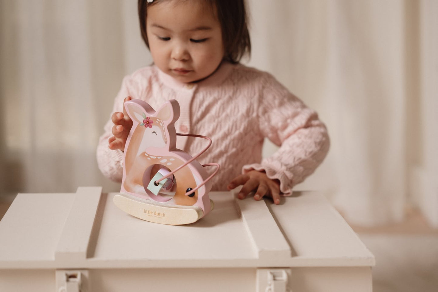 Little Dutch Holz Schaukeltier Reh mit Aktivitäten Spirale Hirsch - Fairy Garden Material Nahaufnahme