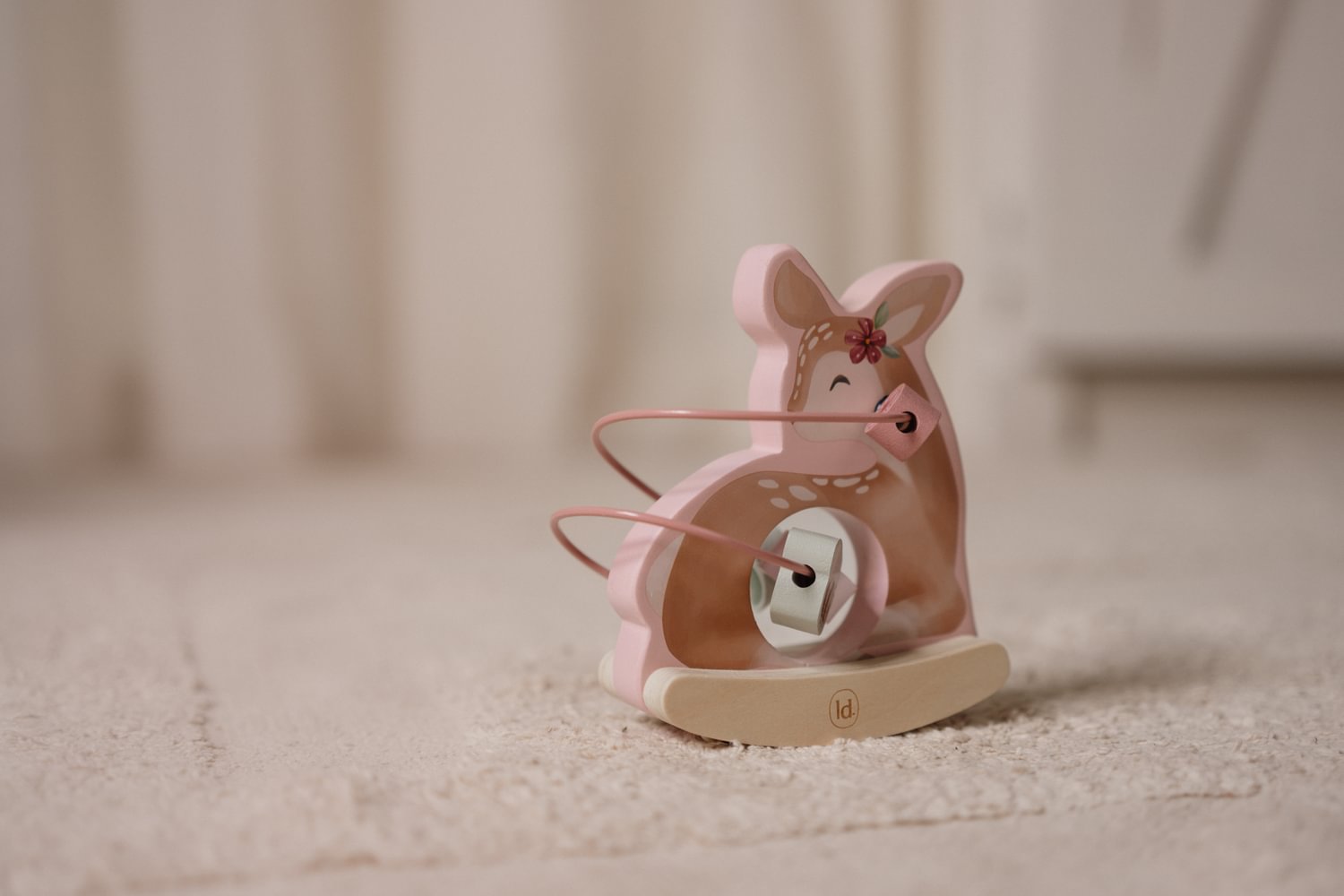 Little Dutch Holz Schaukeltier Reh mit Aktivitäten Spirale Hirsch - Fairy Garden im Einsatz