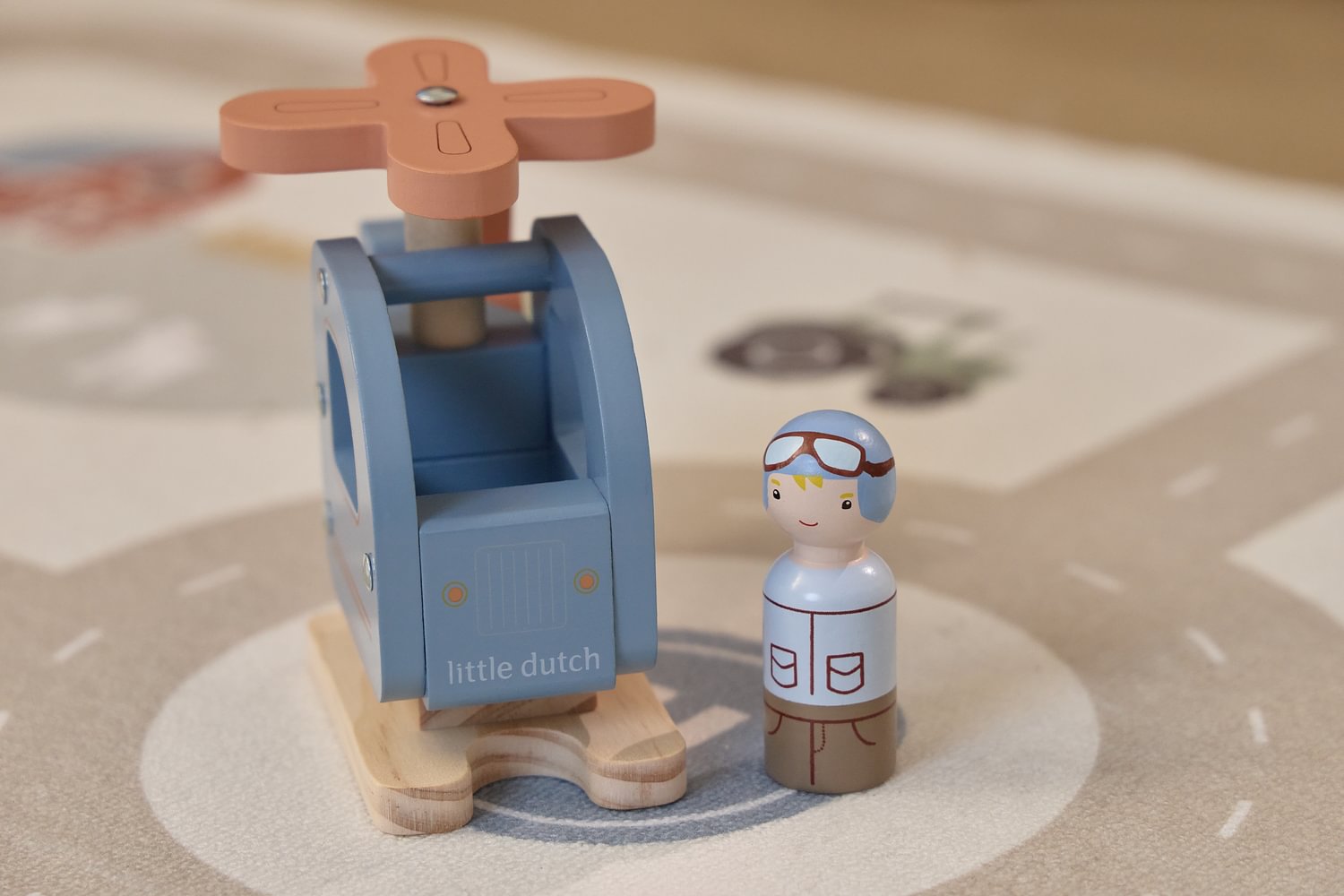 Little Dutch Holzspielzeug Hubschrauber Material Nahaufnahme
