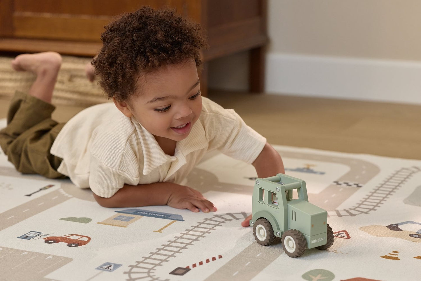 Little Dutch Holztraktor - Grün mit Steckfigur LD2551