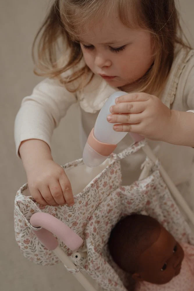 Little Dutch Puppe Buggy Set Lily und weisser Puppenbuggy Material Nahaufnahme