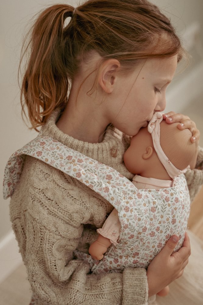 Little Dutch Puppentrage Soft Flowers von der Seite