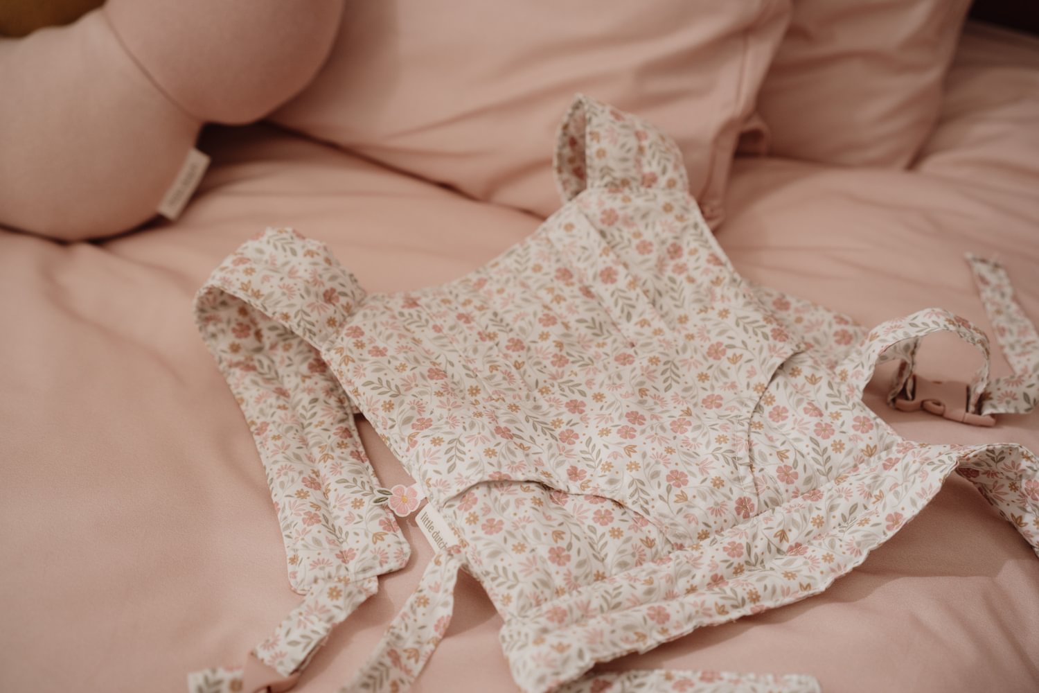 Little Dutch Puppentrage Soft Flowers Material Nahaufnahme